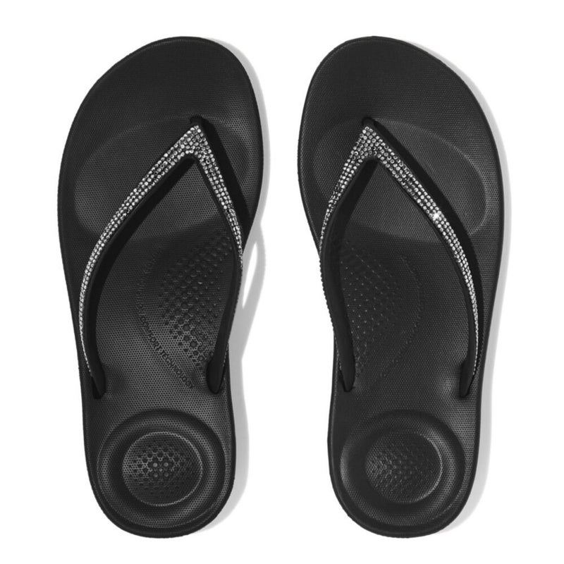 FitFlop صنادل فيت فلوب النسائية iQushion المتلألئة المريحة للمشي، خفيفة الوزن ومقاومة للماء، صنادل ثونغ مبطنة للنساء مع قاعدة غير قابلة للانزلاق ودعم للقوس، صنادل شاطئية مطاطية، سوداء، 7 أمريكي - Image 4